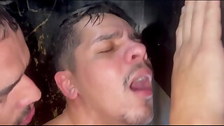 BRANCO CONHECE AMANTES GAYS EM UM GLORY HOLE EM UMA FODA BAREBACK - COMPLETO NO RED